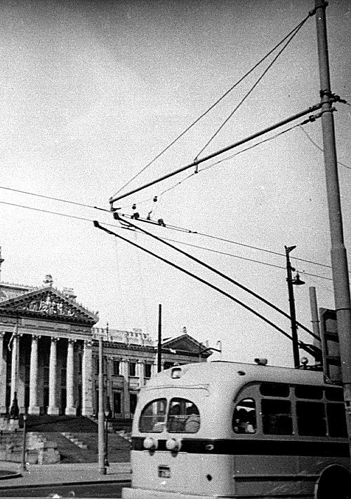 Alfa Romeo frente al Palacio Legislativo - Foto AMDET