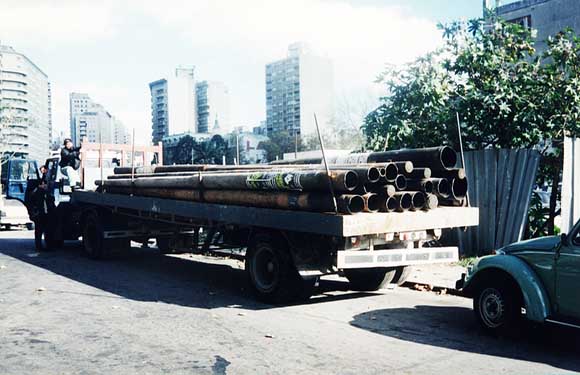 Camion transportando columnas retiradas de las calles - 3.6.1997 - Foto:  M. Benoit